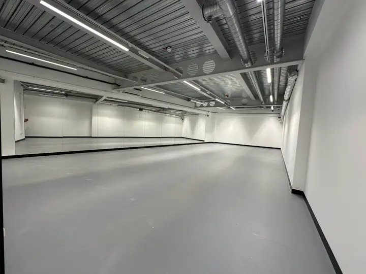 2 Hackney Central - Platform LG1 image