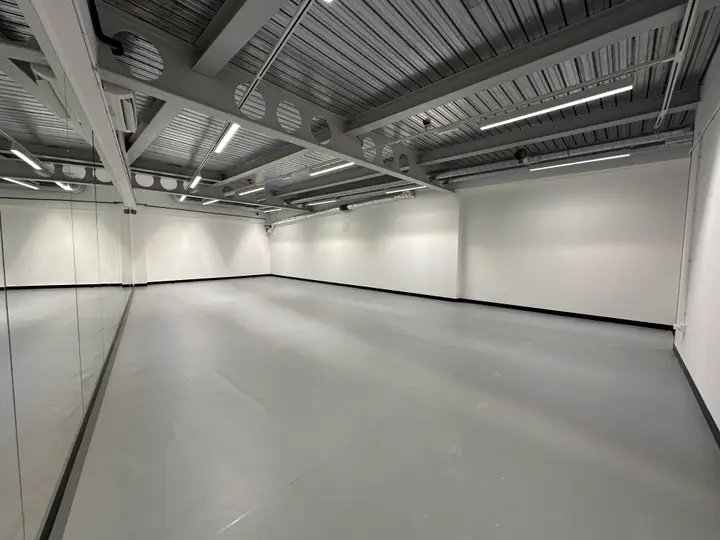 3 Hackney Central - Platform LG1 image