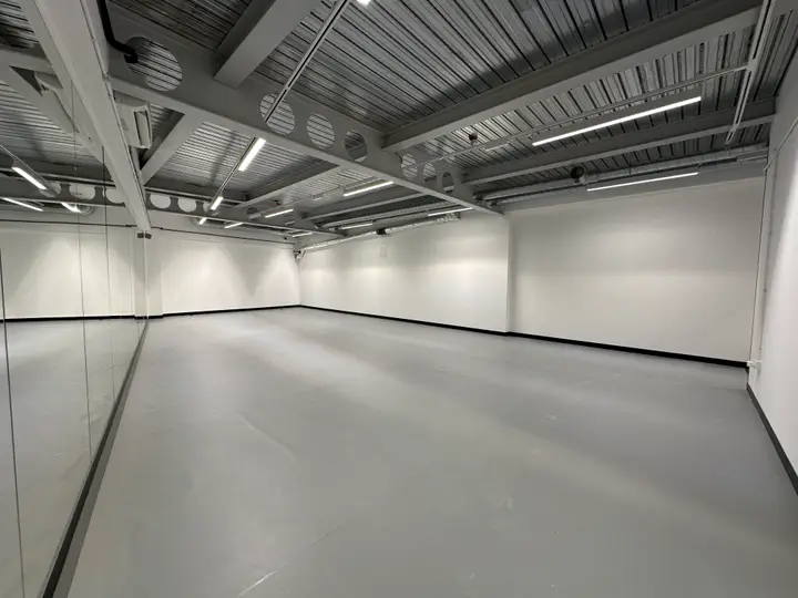 4 Hackney Central - Platform LG1 image